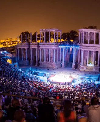 Soportes publicitarios activos durante el Festival Internacional de Teatro Clásico de Mérida, decano de los festivales veraniegos en España y celebrado en el Teatro Romano