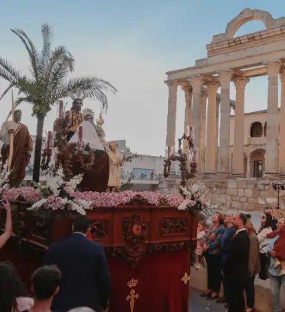 Soportes publicitarios activos durante la Semana Santa de Mérida, declarada Fiesta de Interés Turístico Internacional con procesiones que recorren el Anfiteatro Romano y el Templo de Diana