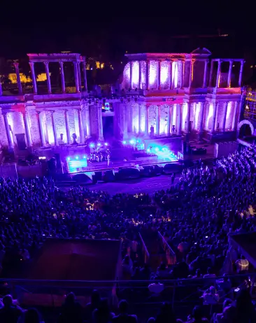 Soportes publicitarios activos durante el Stone & Music Festival de Mérida, ciclo de conciertos celebrado en el Teatro Romano con artistas nacionales e internacionales
