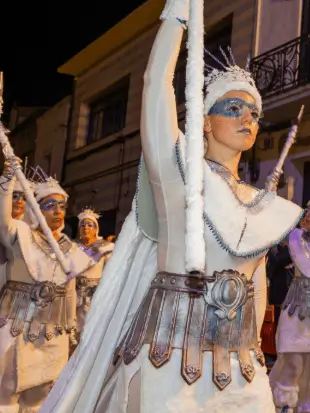 Soportes publicitarios activos durante el Carnaval, una de las citas más multitudinarias del Vallès Occidental