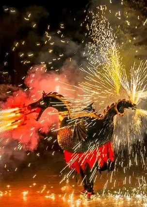 Soportes de gran formato junto al barrio de Can Sant Joan durante su fiesta mayor de junio, en Montcada i Reixac