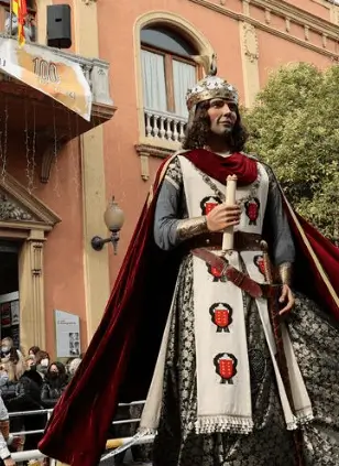 Vallas publicitarias en el entorno de Mas Rampinyo durante su fiesta mayor de primavera, en Montcada i Reixac
