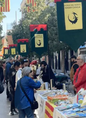 Vallas publicitarias activas el 23 de abril, con las paradas de rosas y libros llenando el centro de Montcada i Reixac