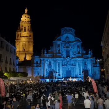Publicidad exterior durante el festival Tres Culturas de Murcia Publicidad exterior durante el festival Tres Culturas de Murcia