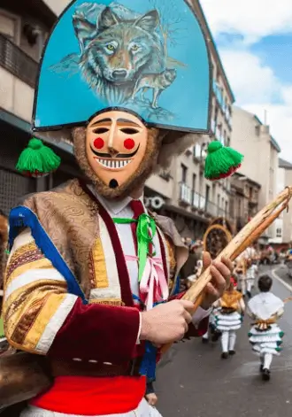 Soportes publicitarios activos durante el Entroido de Ourense, la principal celebración de invierno de la ciudad