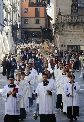 Soportes publicitarios activos durante la Semana Santa de Ourense, con procesiones por el casco histórico y la catedral