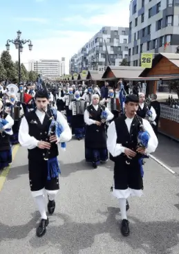 Soportes publicitarios durante la Feria de la Ascensión, fiesta tradicional ligada al campo asturiano