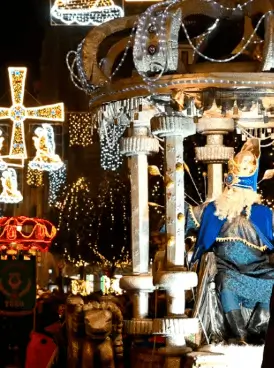 Soportes publicitarios durante el desfile de Reyes Magos por el centro de Oviedo el 5 de enero