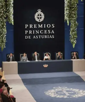 Soportes publicitarios activos durante la ceremonia de los Premios Princesa de Asturias en el Teatro Campoamor de Oviedo