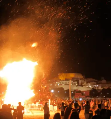 Hogueras y celebración de San Juan en la Playa Norte
