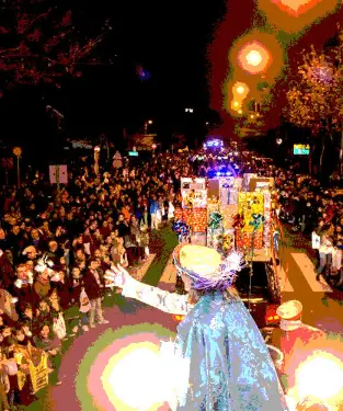 Soportes publicitarios activos durante la campaña navideña y la cabalgata de Reyes de la avenida de Europa de Pozuelo