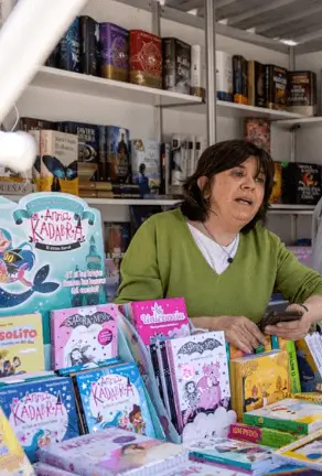 Soportes publicitarios activos durante la Feria del Libro del bulevar de la avenida de Europa de Pozuelo