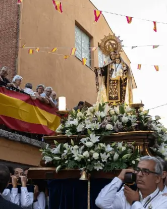 Soportes publicitarios activos durante las fiestas de la Virgen del Carmen, en julio en el barrio de la Estación de Pozuelo