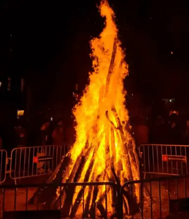 Publicidad exterior durante la Noche de San Juan en Puçol Publicidad exterior durante la Noche de San Juan en Puçol