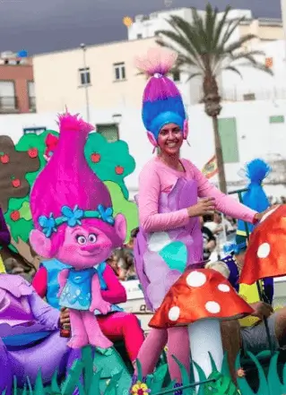 Soportes publicitarios activos durante el Carnaval capitalino, con el Carnaval de Día y la regata de Achipencos en la avenida marítima