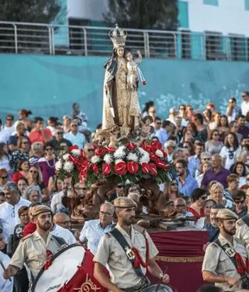 Soportes publicitarios activos durante las fiestas patronales de Nuestra Señora del Rosario, en octubre, en la capital de Fuerteventura