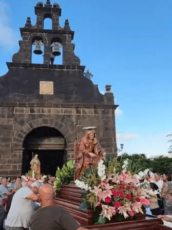 Soportes publicitarios activos durante las fiestas de Santa Ana, celebradas cada julio en Casillas del Ángel, pueblo de Puerto del Rosario