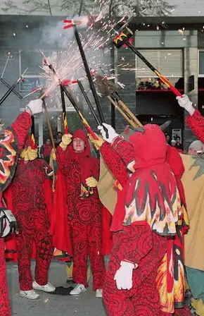 Vallas publicitarias activas durante la rua de Carnaval de Ripollet, con comparsas por las ramblas de Sant Jordi y Sant Esteve