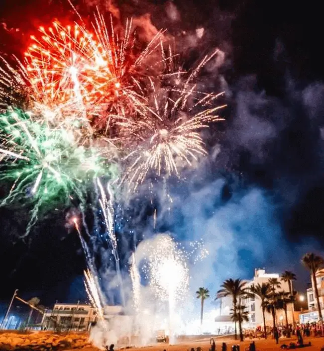 Noche de la Música y Fuegos Artificiales en Roquetas de Mar Publicidad exterior en la Noche de la Música y Fuegos Artificiales