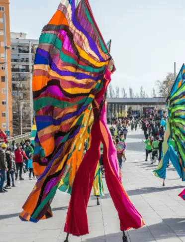 Soportes publicitarios activos durante los desfiles de Carnaval, una de las citas más participativas del calendario de Rubí