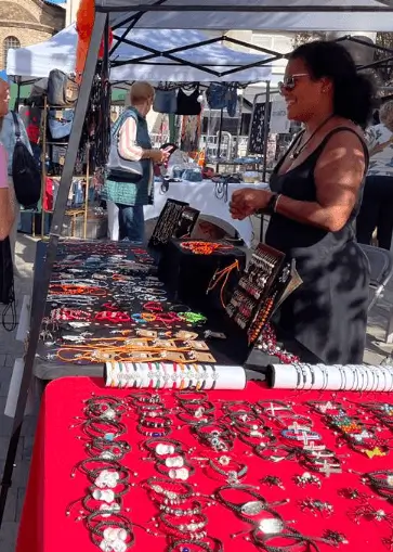 Soportes publicitarios activos durante la feria agrícola de Sant Galderic, que abre el otoño comercial en Rubí