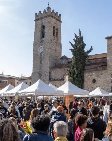 Soportes publicitarios activos el 23 de abril, cuando las paradas de libros y rosas llenan el centro de Rubí