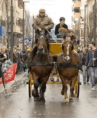 Soportes publicitarios activos durante la rúa de los Tres Tombs de Sant Antoni Abat, la fiesta de invierno de Rubí