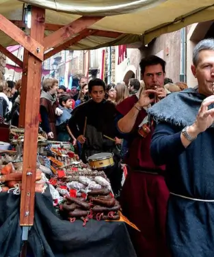 Publicidad exterior en el Mercado Medieval de Salt