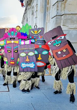 Soportes publicitarios activos durante los desfiles del Carnaval de San Fernando de Henares, en febrero