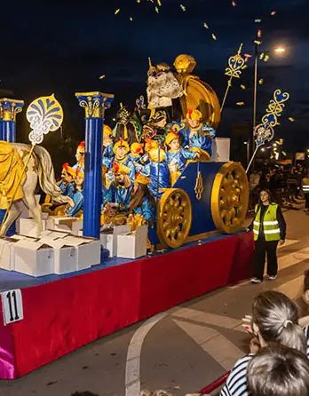 Soportes publicitarios activos durante la campaña de Navidad y la Cabalgata de Reyes en San Pedro Alcántara