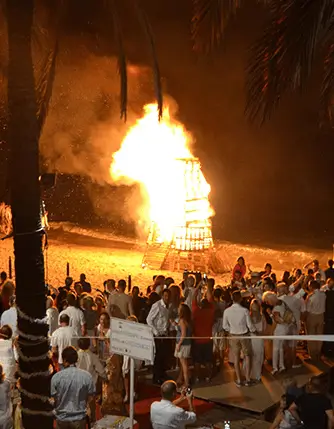 Soportes publicitarios activos durante la Noche de San Juan en la playa de San Pedro Alcántara, arranque de la temporada de verano
