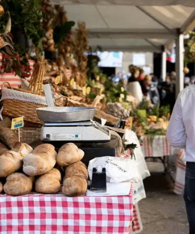 Publicidad exterior durante el Mercado de Santo Tomás en San Sebastián Publicidad exterior durante el Mercado de Santo Tomás en San Sebastián