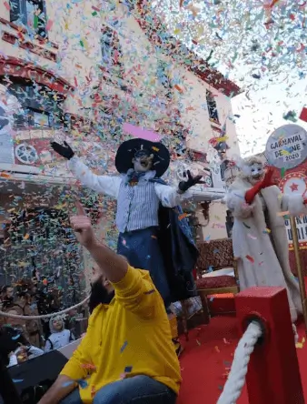 Soportes publicitarios activos durante la Gran Rúa de Carnaval de Sant Joan Despí, de la rambla de Josep Maria Jujol al parque de la Fontsanta