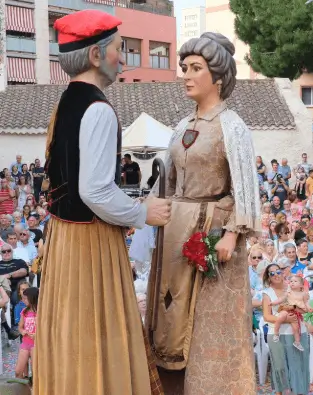 Soportes publicitarios activos durante la Festa Major de Sant Joan Despí, con la hoguera de Sant Joan en el parque del Mil·lenari
