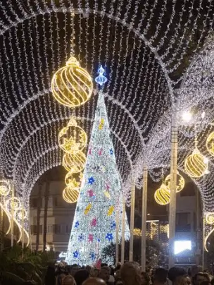 Soportes publicitarios activos durante la campaña de Navidad de Sant Joan Despí, con videomapping sobre la Torre de la Creu