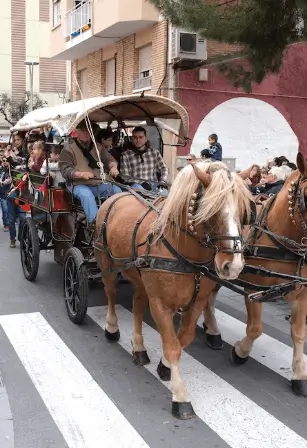 Soportes publicitarios activos durante los Tres Tombs, fiesta centenaria de Sant Antoni Abat en Sant Joan Despí