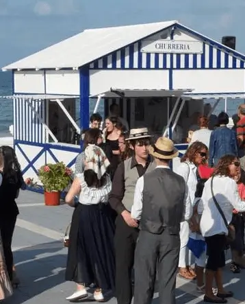 Soportes publicitarios activos durante los Baños de Ola, fiesta declarada de Interés Turístico Regional que recrea la Belle Époque en Santander