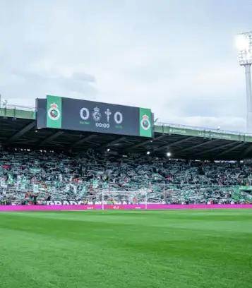 Soportes publicitarios en el entorno de los Campos de Sport del Sardinero los días de partido del Real Racing Club de Santander, club fundado en 1913