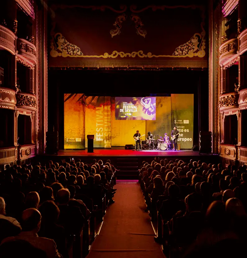Publicidad exterior durante el Festival de Otoño de Sevilla