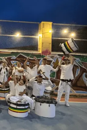Soportes publicitarios activos durante la procesión marítima de las fiestas del Carmen, en la playa de Melenara