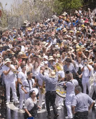 Soportes publicitarios activos durante la Traída del Agua de Lomo Magullo, una de las fiestas más multitudinarias de Telde