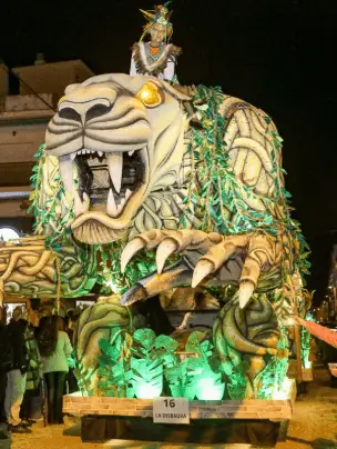 Soportes publicitarios activos durante el Carnaval, la cita multitudinaria de febrero en Torredembarra