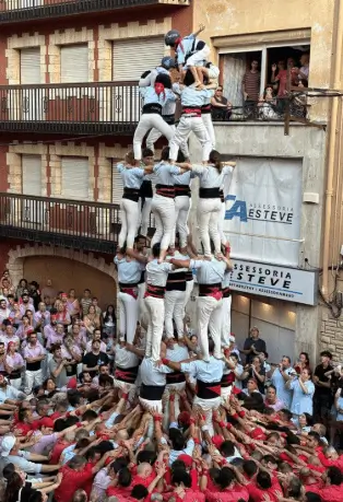 Soportes publicitarios activos durante la Festa del Quadre, la procesión votiva que recorre el casco antiguo de Torredembarra en julio