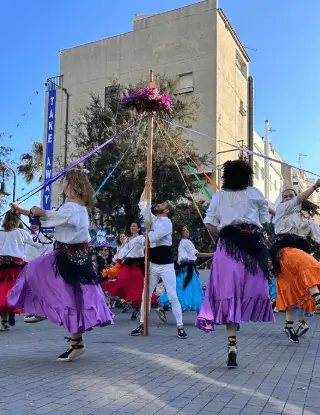 Soportes publicitarios activos durante la Festa Major de Baix a Mar, que abre el verano en el barrio marinero de Torredembarra