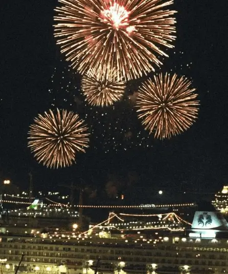 Publicidad exterior en la Noche de los Fuegos Artificiales Publicidad exterior en la Noche de los Fuegos Artificiales