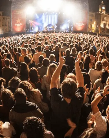 Publicidad exterior en el Mercat de Música Viva de Vic Publicidad exterior en el Mercat de Música Viva de Vic