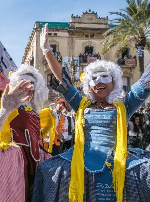 Soportes publicitarios activos durante el Carnaval de Vilanova, declarado Festa Patrimonial d'Interès Nacional
