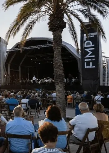 Soportes publicitarios activos durante el FIMPT, el festival de músicas del mundo más veterano de Cataluña