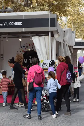Soportes publicitarios activos durante la Fira de Novembre, la mayor feria multisectorial a cielo abierto de Cataluña