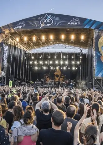 Soportes publicitarios activos durante el Azkena Rock Festival de Vitoria-Gasteiz en junio
